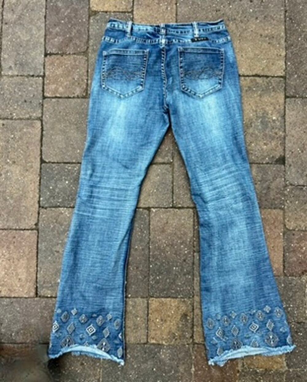 Cowgirl Tuff mid rise embroidered bells bootcut jeans size 30x32